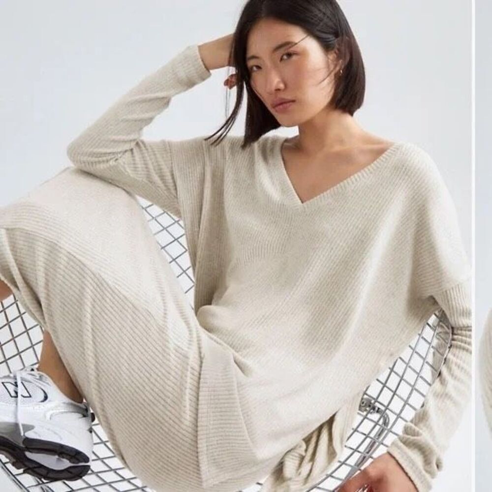 ✨Artizia The Group Babaton Grey Traverse Longsleeve V-Neck Sz 2 Sweatshirt✨